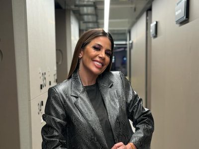 La camisa que necesitás para realzar tu look de invierno: Virginia Gallardo la tiene en el color más buscado
