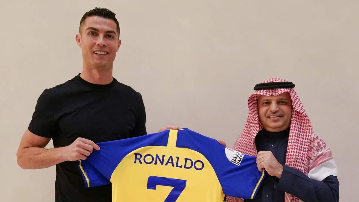 Ronaldo muestra la camiseta de su nuevo club