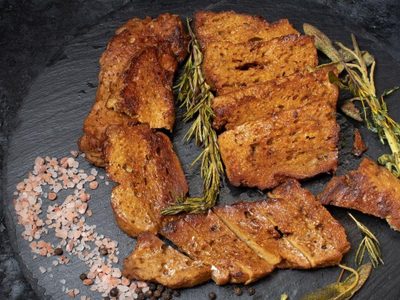 Propiedades y beneficios del seitán, el alimento fuente de proteína vegetal que es la estrella en las dietas veggies