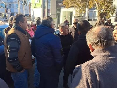 En Centenario, taxistas y el municipio le declaran la guerra a Uber