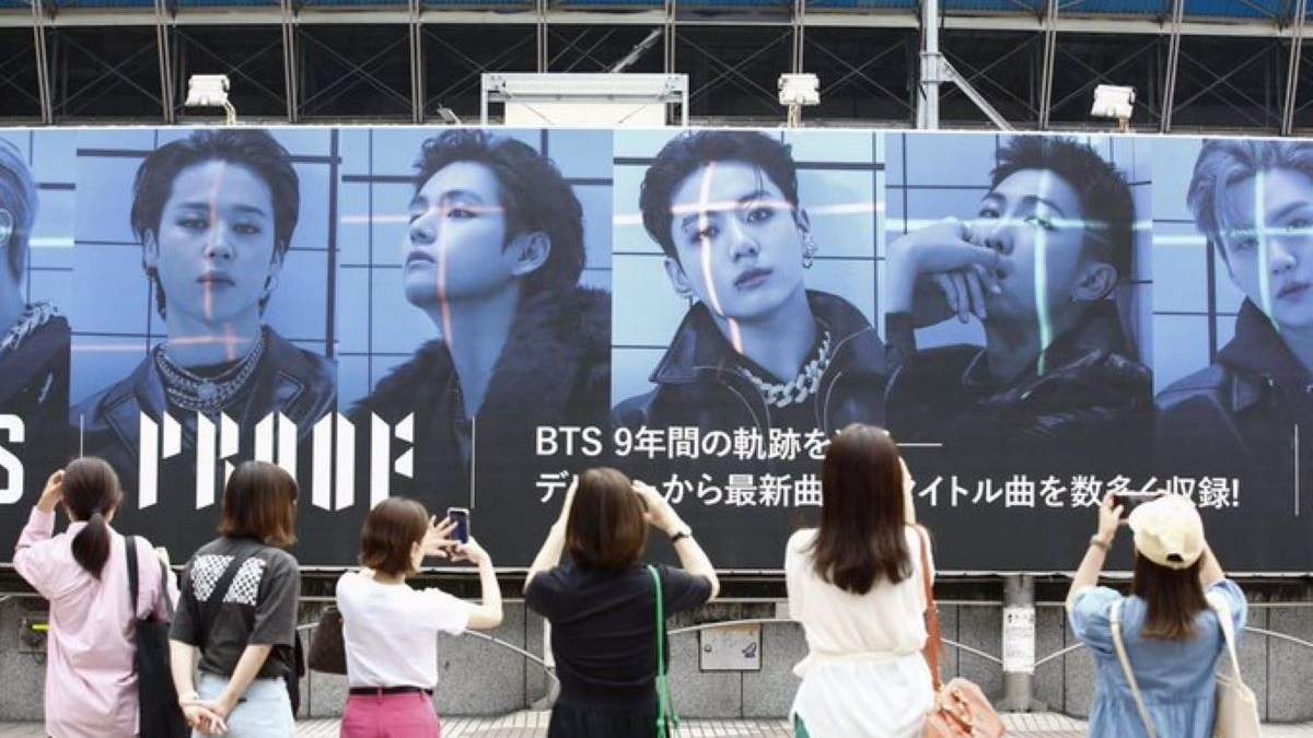 Cartel publicitario del grupo de "k-pop" BTS en Tokio, Japón