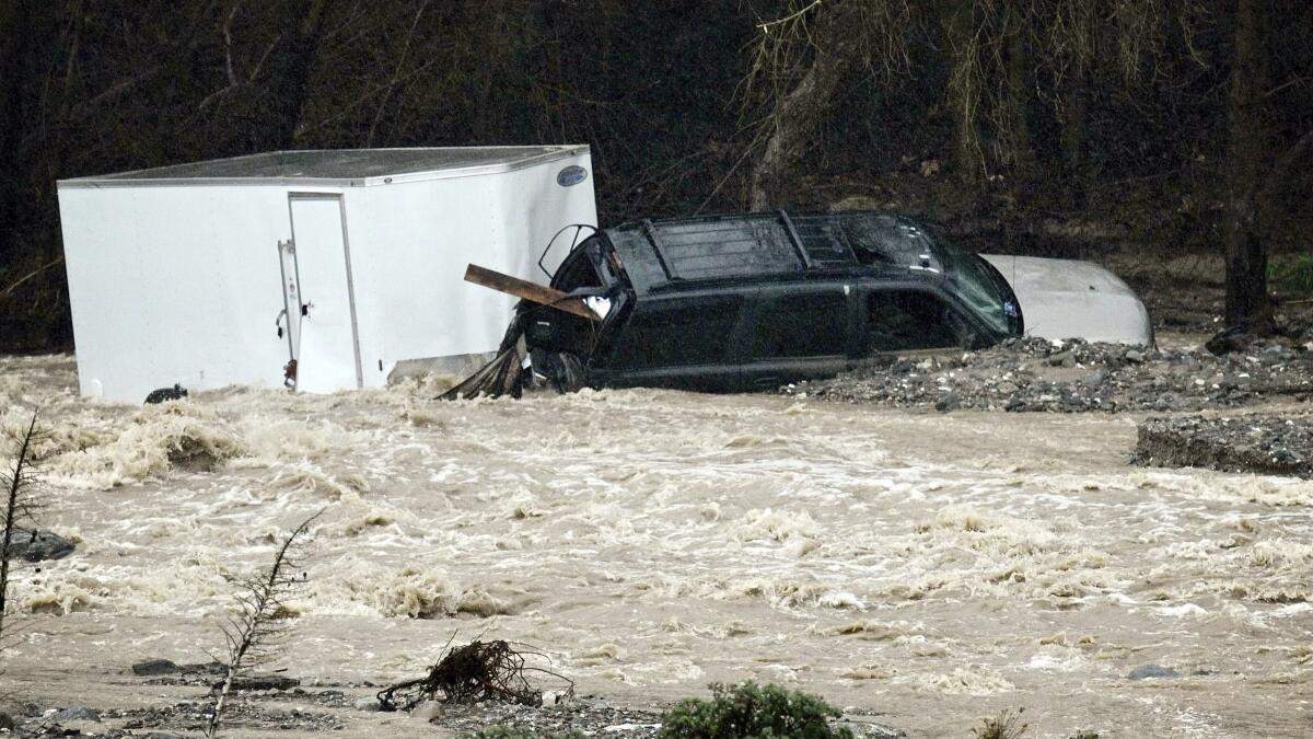 Una camioneta SUV yace en las rocas de la orilla del arroyo Cajon cerca de Devore, California, el lunes 5 de febrero de 2024, luego de que fue arrastrado por las inundaciones provocadas por las fuertes lluvias que han azotado el estado