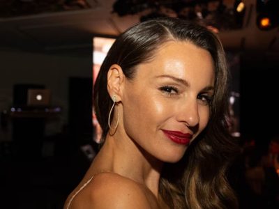 Brillos y movimiento: Pampita catapultó el plateado como el color más cool de la temporada de fiestas