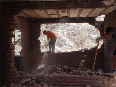 Vecinos de Centenario demolieron un edificio para construir una cancha y denunciaron abandono