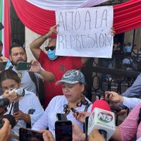 Periodistas marchan en apoyo a Mary Jose Díaz Flores; exigen destitución del titular de la CEDH