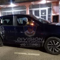 Chocó contra un poste y se dio a la fuga: constataron que el vehículo tenía pedido de secuestro
