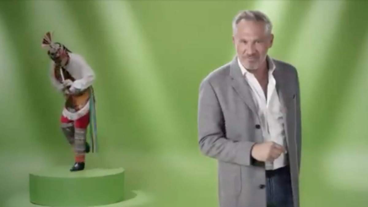 Imagen del comercial de Moneyman con Arath de la Torre