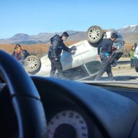 Un vehículo volcó en la Ruta 40 en el momento que su conductora intentó esquivar unos baches