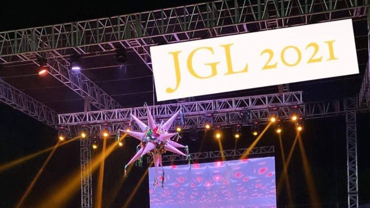 Las iniciales JGL de Joaquín Guzmán Loera, tanto en el escenario en el que tocaron los conjuntos como en los regalos que se rifaron