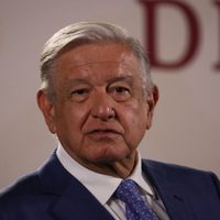 AMLO minimiza boyas en el río Bravo, pero pide no votar por Greg Abbott ni por republicanos