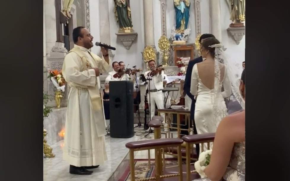 Sacerdote canta en boda