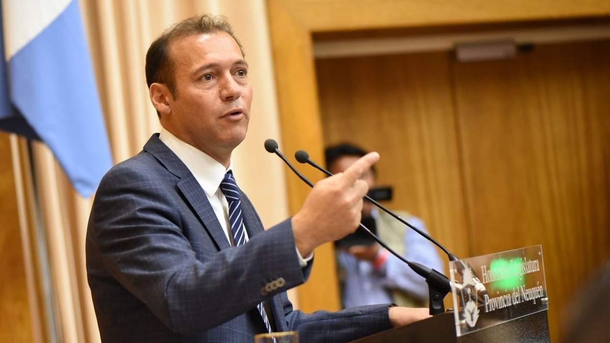 Omar Gutiérrez en la Legislatura de Neuquén. Fuente: (Twitter)