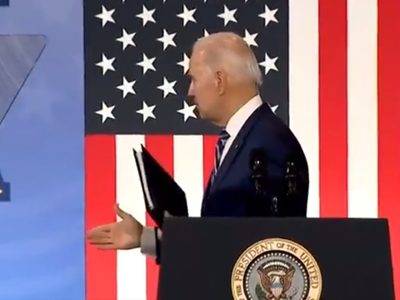 Saludo "fantasma" de Joe Biden genera críticas de adversarios (Video)