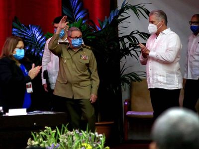 Díaz-Canel asume el Partido Comunista de Cuba pero seguirá consultando a Castro