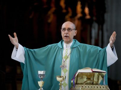 La controvertida llegada al Vaticano de un arzobispo argentino que hace 30 años escribió sobre besar