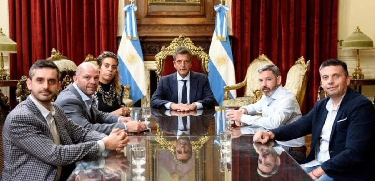 Dirigentes del Frente Renovador, junto a Sergio Massa. Fuente: (Twitter)