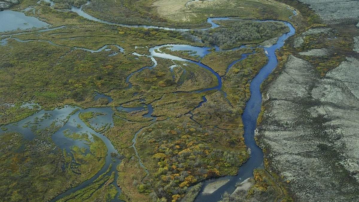 La foto aérea de setiembre de 2011 provista por la Agencia de Protecciòn Ambiental muestra a divisoria de aguas de Bristol Bay, Alaska.