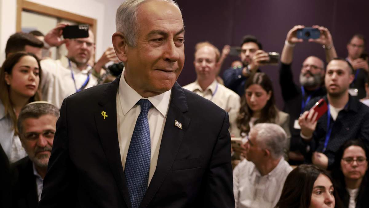 El primer ministro de Israel, Benjamin Netanyahu, llega a una corte de distrito para un juicio por supuesta corrupción