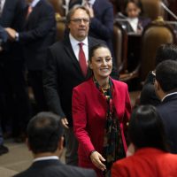 Sheinbaum se sale del guión, pide revisar AVG y responde críticas en su primer informe