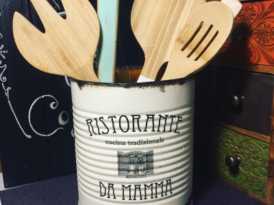 Si tenés una lata de tomate vacía y gigante, no la tires: así podés crear lo más genial para tu hogar