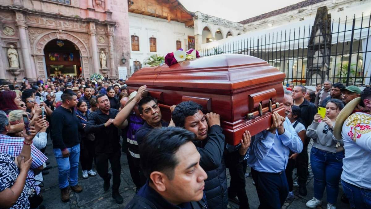 Los restos de Carlos Manzo, alcalde de Uruapan, quien fue asesinado en la plaza; cientos de ciudadanos exigieron justicia por su crimen