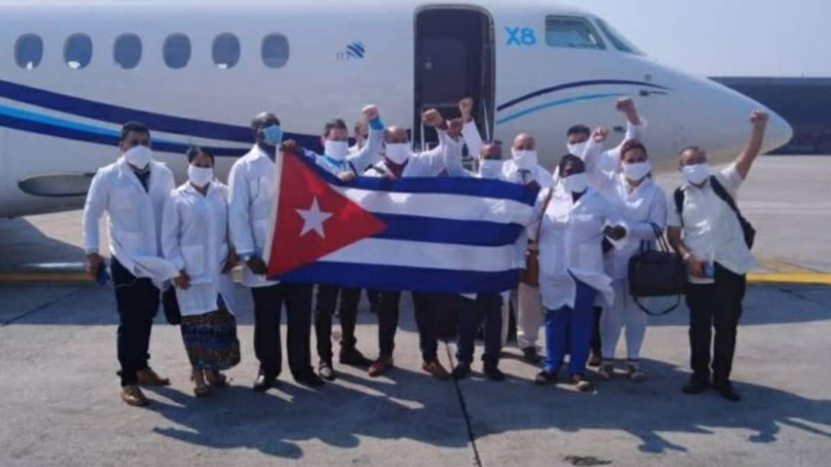 500 médicos cubanos apoyarán al gobierno de la CDMX en la atención de pacientes con covid-19