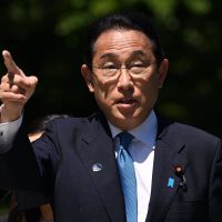 Hijo del primer ministro japonés en la mira por ir de compras y pasear durante viajes oficiales
