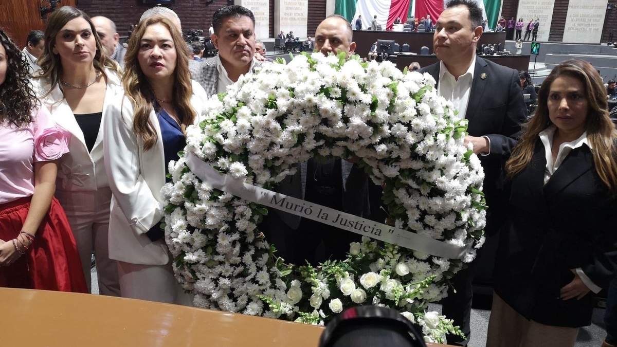 “Murió la justicia”: PRI coloca una corona de flores durante la discusión de leyes secundarias
