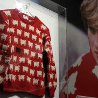 Subastarán icónico suéter de la princesa Diana