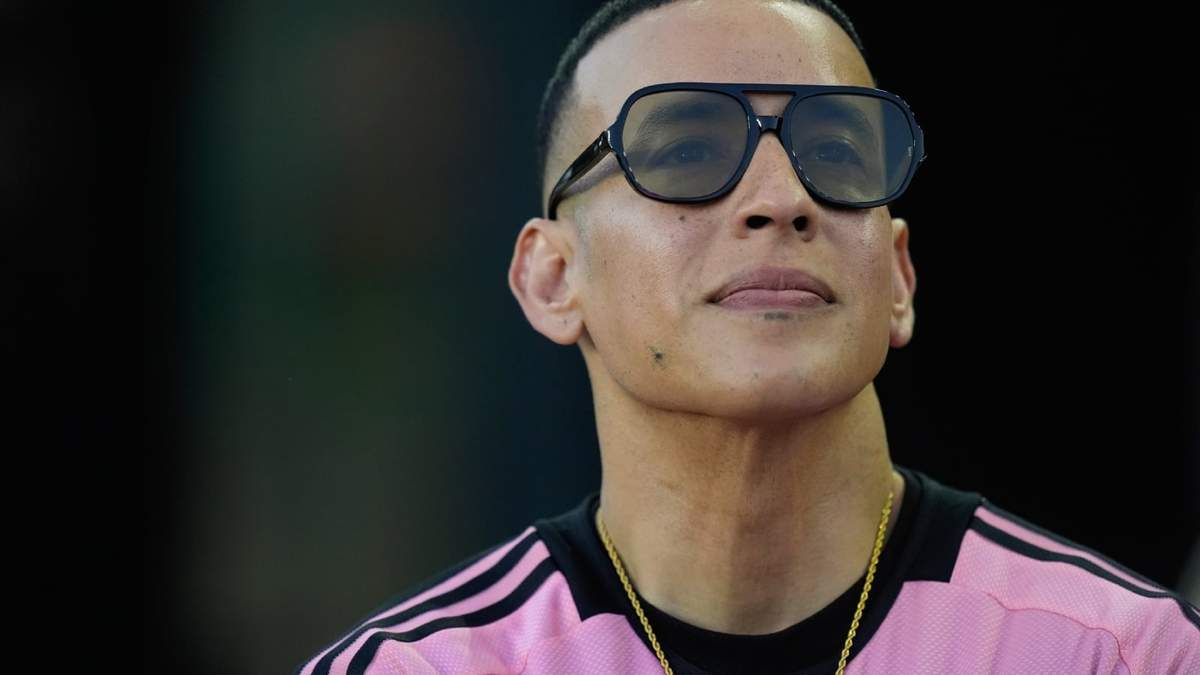 El rapero Daddy Yankee en un partido de fútbol de la MLS entre el Inter Miami y los Colorado Rapids, el sábado 6 de abril de 2024, en Fort Lauderdale, Florida