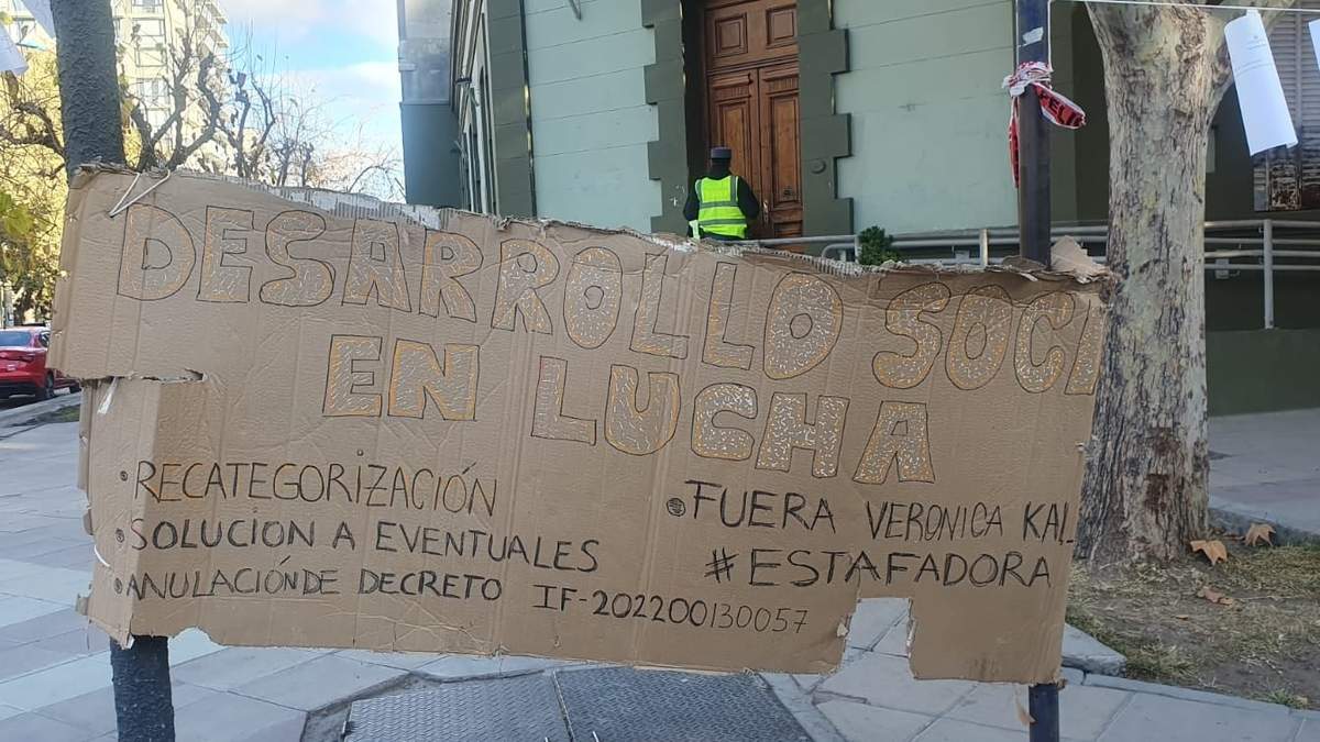 Reclamo de trabajadores de Desarrollo Social. Fuente: (Javier Manzano)