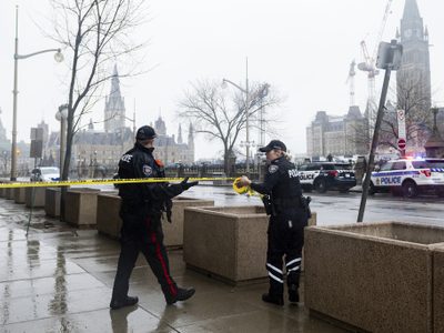 Hombre se atrinchera en el Parlamento canadiense; policía evacúa el edificio