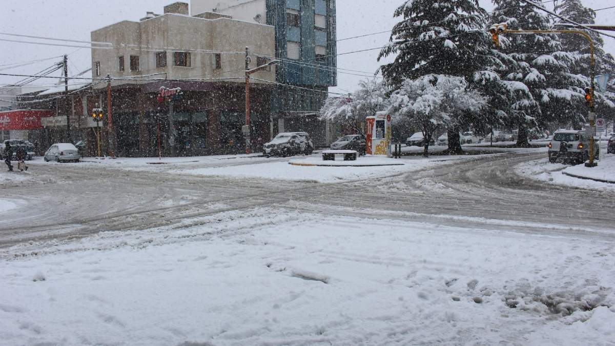Calles desoladas en Zapala ante el gran temporal de nieve. Fuente: (Daniel Signorile).