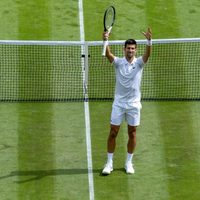Djokovic en semifinales de Wimbledon al remontar déficit de 2 sets