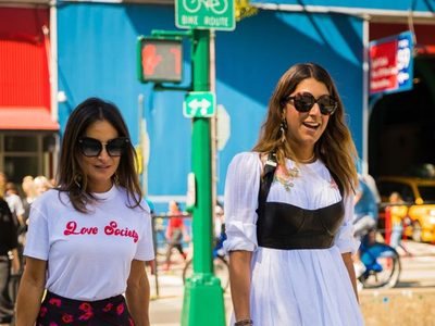 El epítome del placard femenino está de moda: la falda columna es la más noble y así nos conviene usarla en esta temporada