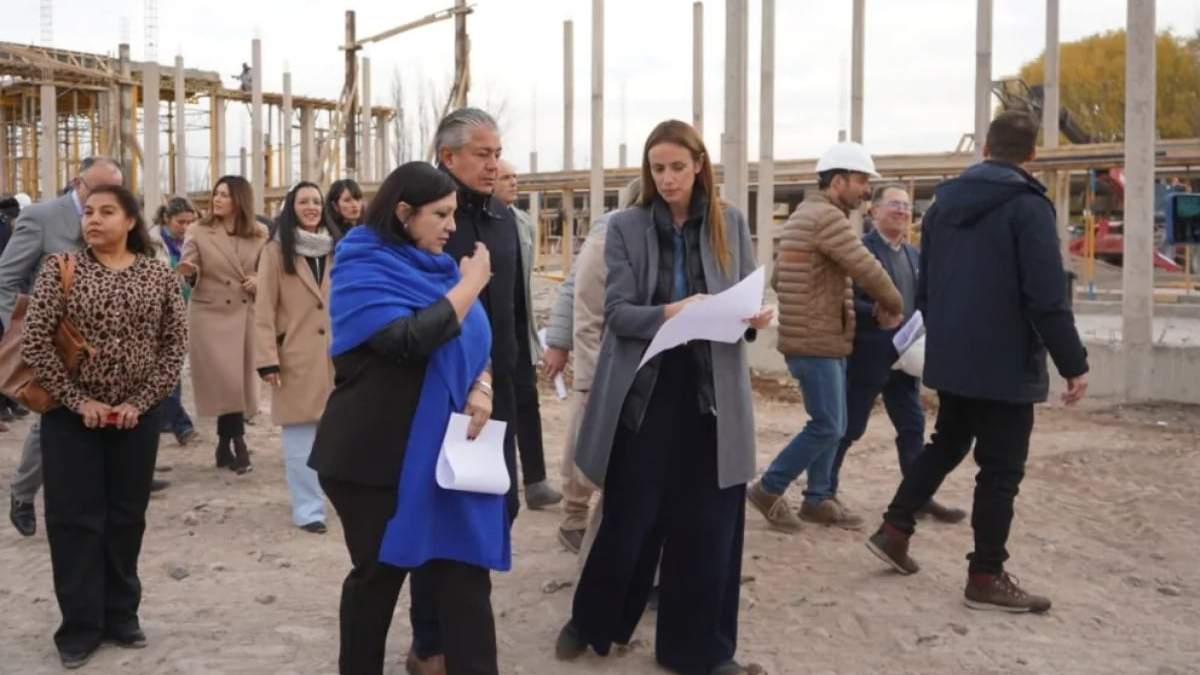 El gobernador Figueroa con la ministra Soledad Martinez y la  titular de UPEFE Tanya Bertoldi. Fuente: (Neuquén Informa)