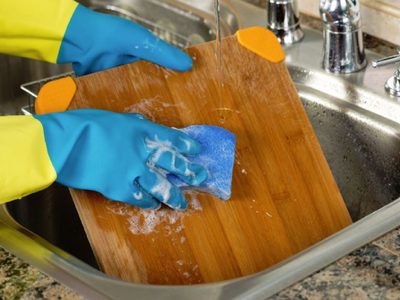 El truco viral para limpiar y desinfectar tu tabla de cocina de madera y dejarla como nueva