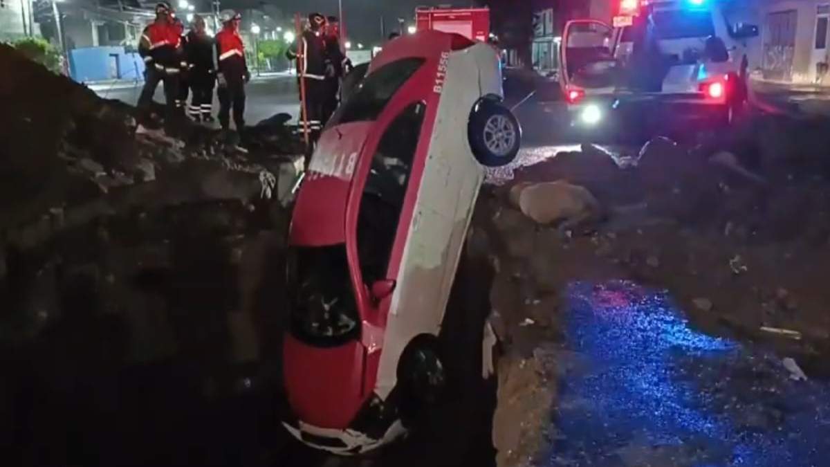 El momento en que el taxi es sacado del socavón