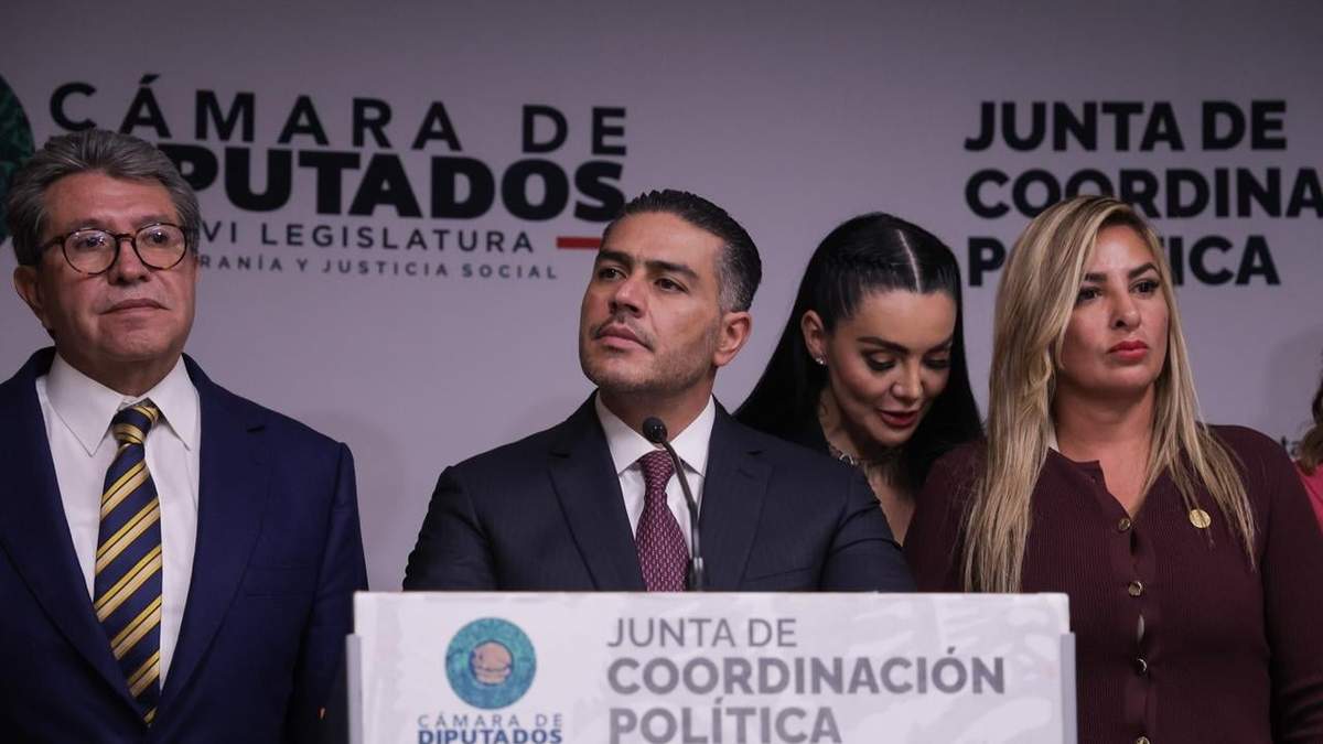 La diputada morenista, Gabriela Jiménez y la petista Jessica Saiden se disputan el lugar al lado del secretario de Seguridad, Omar García Harfuch, durante su comparecencia en San Lázaro