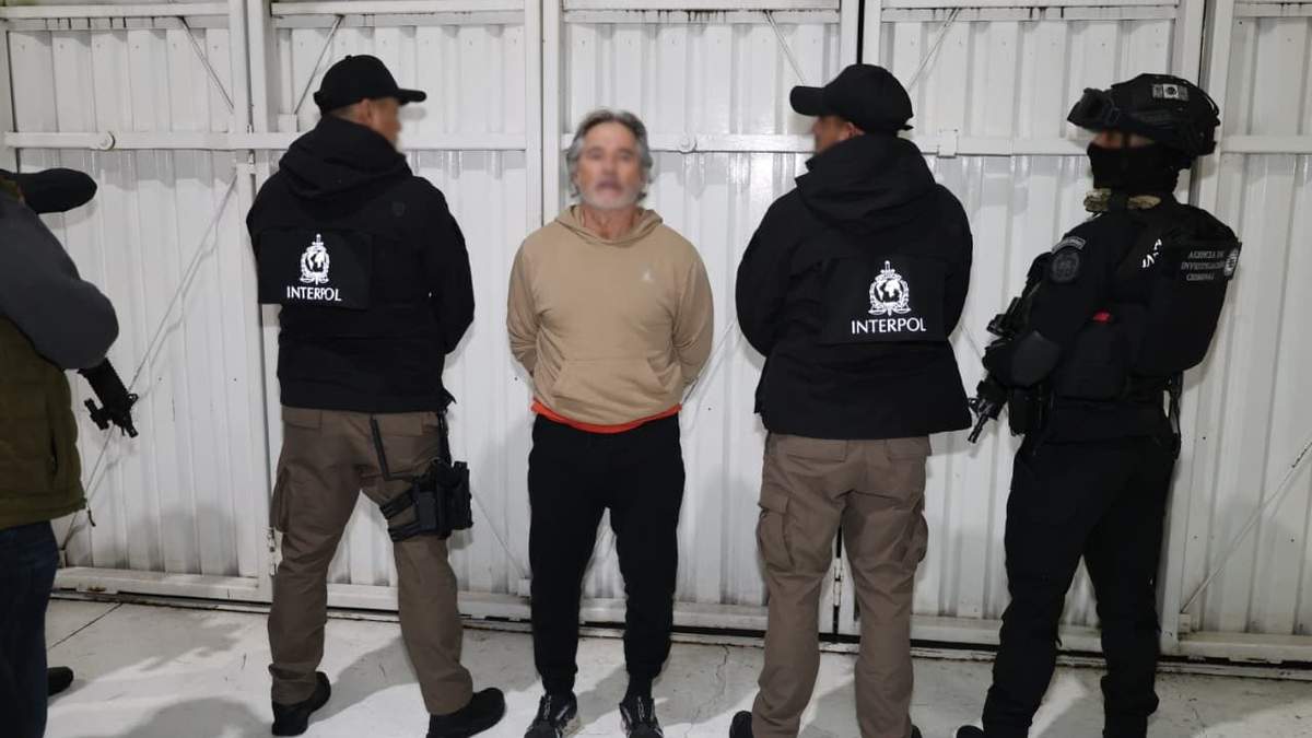 Hernán Bermúdez Requena al momento de su llegada a México tras ser trasladado de Paraguay