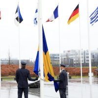 Bandera de Suecia se iza en la sede de la OTAN tras su ingreso en la alianza