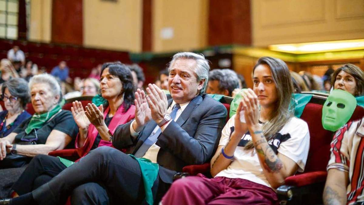 Alberto Fernández acompaña a los pañuelos verdes. Fuente: (Twitter)