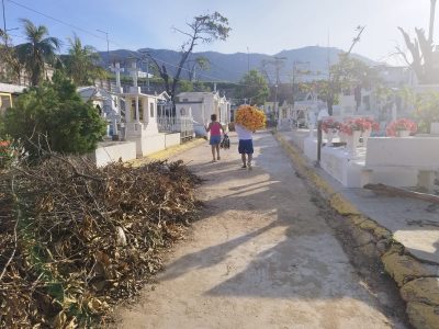 Tras la devastación en Acapulco, los panteones lucen solitarios el Día de Muertos