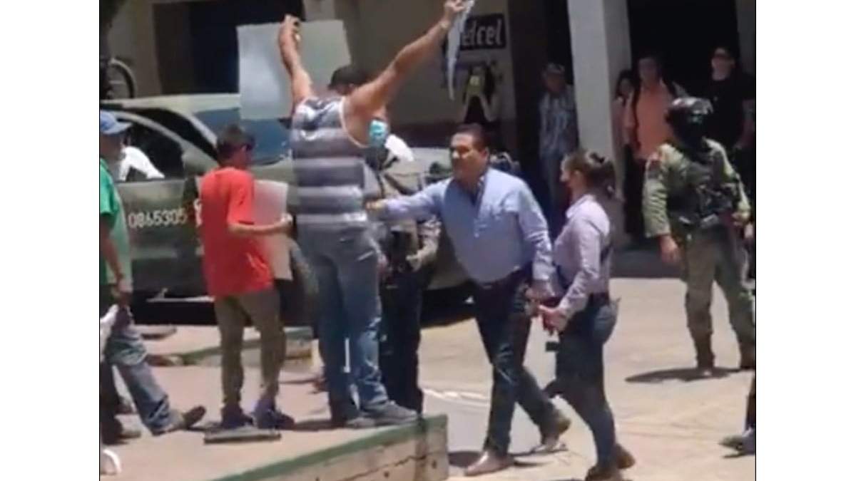 Momento en que el gobernador Silvano Aureoles agrede al maestro rural Fernando Padilla