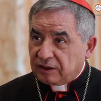 El Vaticano investiga a Becciu por malversación de fondos