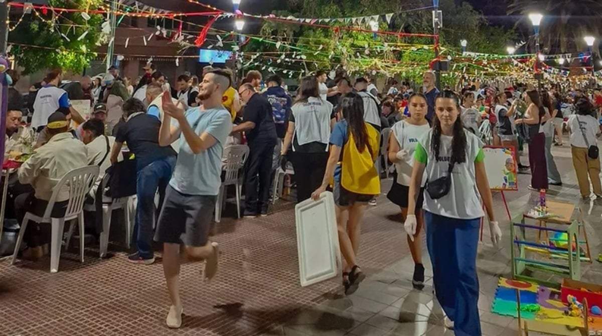 La propuesta “Navidad sin Vanidad” permitió compartir una cena navideña solidaria. Fuente: (Facebook)