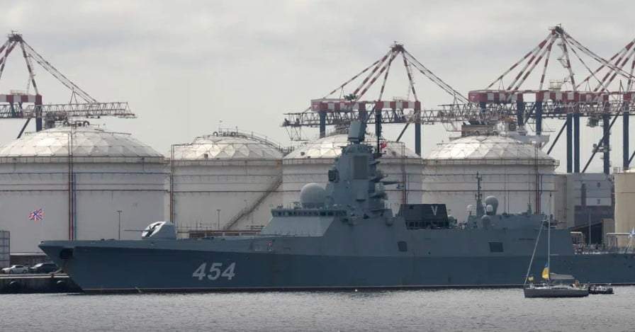 Varias personas en un yate (derecha) protestan contra la presencia de la fragata rusa Almirante Gorshkov en el puerto de Ciudad del Cabo, en Sudáfrica