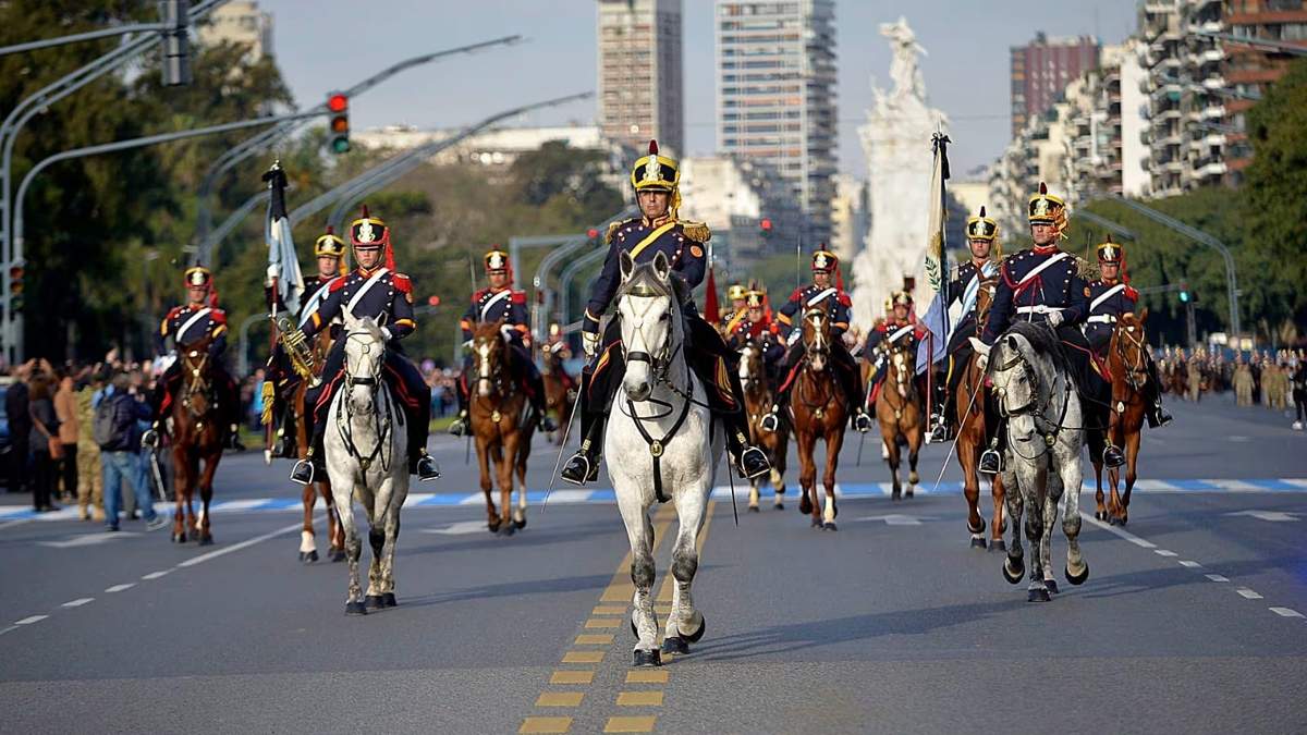 El Gobierno invitó a los ciudadanos a participar del desfile militar. Fuente: (X)