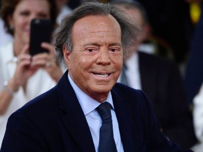 Fiscalía de España archiva denuncia contra Julio Iglesias por abuso sexual y trata