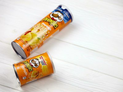 Nunca más tires las latas de Pringles vacías, transformalas en este coqueto organizador para tus collares